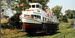 Auf dem Oberlandkanal fahren Schiffe über Land