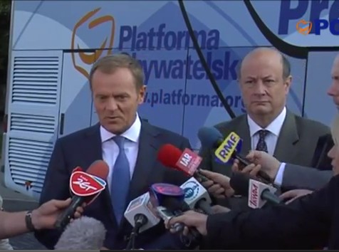 Donald Tusk vor dem Tuskobus