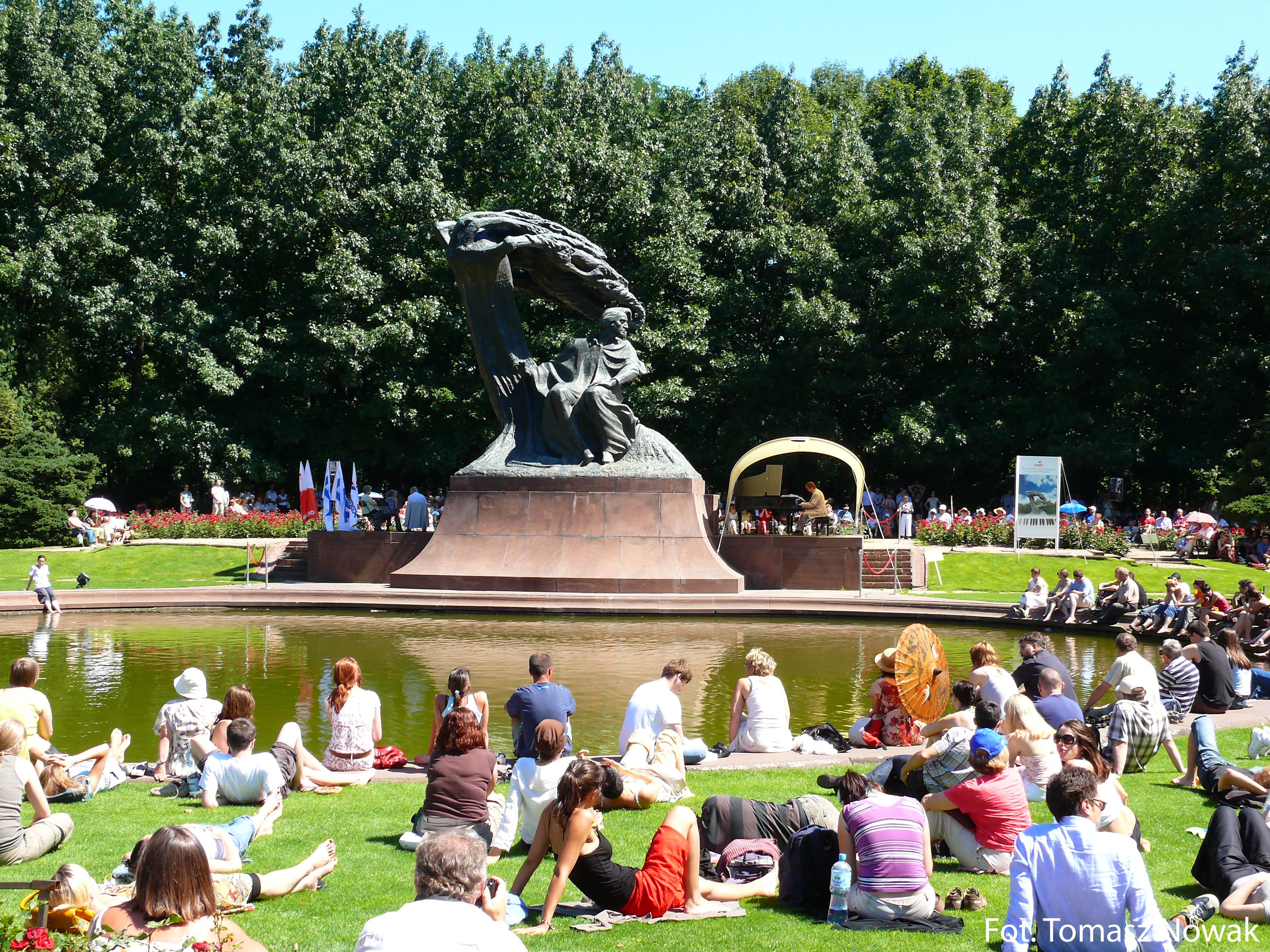 Musik in Warschau – Konzert vor dem Chopin-Denkmal (Foto: Tomasz Nowak, Polnisches Fremdenverkahrsamt)