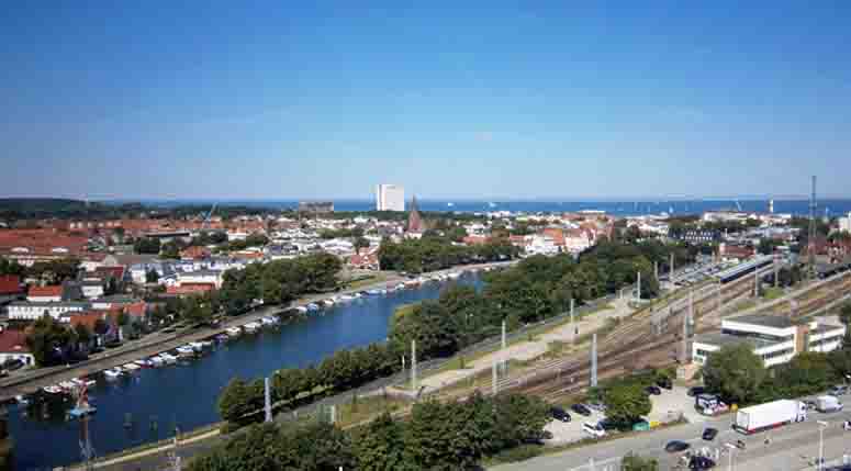 Blick vom Schiff in Warnemuende, Foto: Seomedial