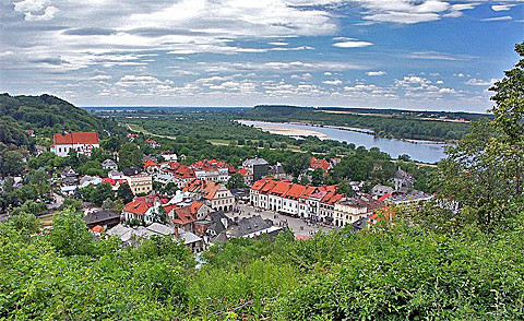 Blick auf Kazimierz Dolny vom Drei-Kreuze-Berg, Foto: Dariusz Cierpia?, CC-BY-SA-3.0-migrated