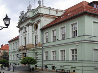 Rathaus von Kowary am Marktplatz, dem ersten Konzertort des Opernfestivals, Foto: Piom, CC BY-SA 3.0