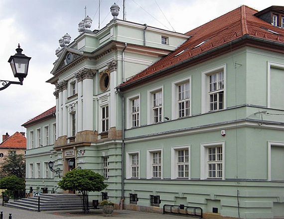 Rathaus von Kowary am Marktplatz, dem ersten Konzertort des Opernfestivals, Foto: Piom, CC BY-SA 3.0