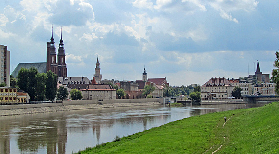 Oppeln (Opole), Oderpanorama mit Altstadt, Foto: Daviidos, CC BY-SA 3.0  